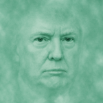 Retrato digital em tons esverdeados mostra o rosto de Donald Trump emergindo de um fundo nebuloso e texturizado, com expressão séria e olhar penetrante.