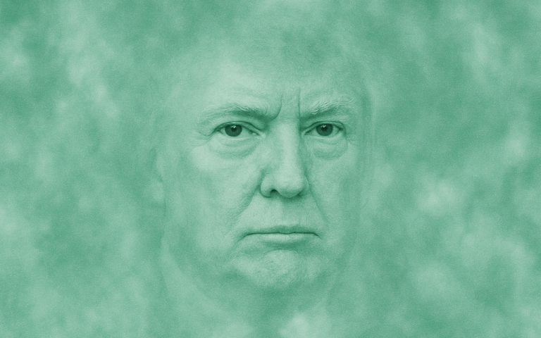 Retrato digital em tons esverdeados mostra o rosto de Donald Trump emergindo de um fundo nebuloso e texturizado, com expressão séria e olhar penetrante.