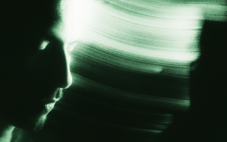 Imagem abstrata com tons esverdeados mostrando o perfil de um rosto parcialmente iluminado à esquerda, com rastros de luz dinâmica se espalhando pelo fundo escuro, criando um efeito etéreo e futurista.