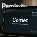 Imagem hiper-realista de um laptop exibindo o navegador Comet da Perplexity com tema escuro. A tela mostra o título “Comet — An AI-powered web browser” e, ao lado direito, a barra lateral aberta do assistente de IA chamado Comet Assistant, com a frase “How can I help you?”. Ao fundo, desfocado, o logo da Perplexity com a letra “P” em destaque.