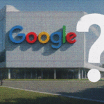 Imagem da sede do Google com efeito de falha digital e aparência serrilhada, transmitindo incerteza. Uma grande interrogação branca aparece sobre o prédio, simbolizando dúvidas sobre o controle da informação pela empresa.