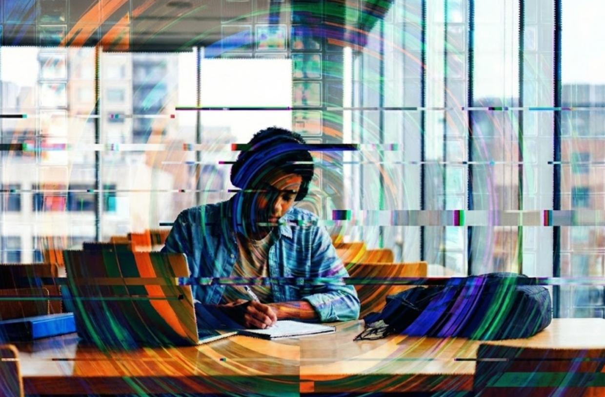 Arte digital abstrata retratando um jovem estudante sentado a uma mesa de madeira em uma biblioteca moderna. A composição utiliza formas estilizadas e cores suaves para representar a figura humana escrevendo em um caderno. Detalhes como o notebook, os fones de ouvido e a mochila são sugeridos por meio de traços artísticos e geométricos, sem focar no realismo fotográfico. A iluminação natural vinda das janelas à direita é representada por blocos de luz e cor, criando uma atmosfera de estudo calma e introspectiva.