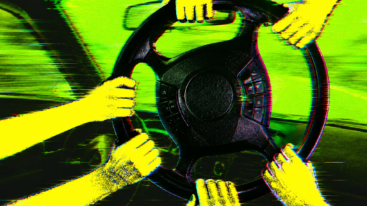 Ilustração em estilo pop art com estética de falha digital: várias mãos amarelas disputam o controle de um volante preto dentro de um carro, sobre um fundo verde neon com efeitos de glitch, serrilhado, granulação e distorções visuais, representando o debate e a disputa pelo rumo da inteligência artificial.