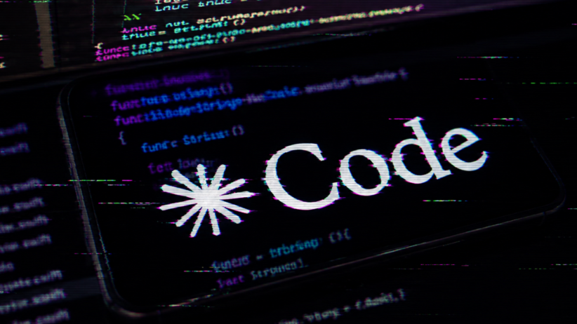 Claude Code exibido em uma tela sobre fundo com linhas de código, com efeito de falha digital (glitch), serrilhado e estética tecnológica, representando programação assistida por inteligência artificial.