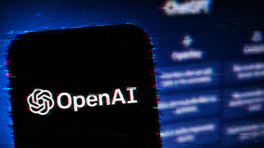 Logotipo da OpenAI em primeiro plano sobre fundo desfocado da interface do ChatGPT, com efeitos de falha digital, serrilhado e distorções visuais em uma composição tecnológica em formato 16:9.